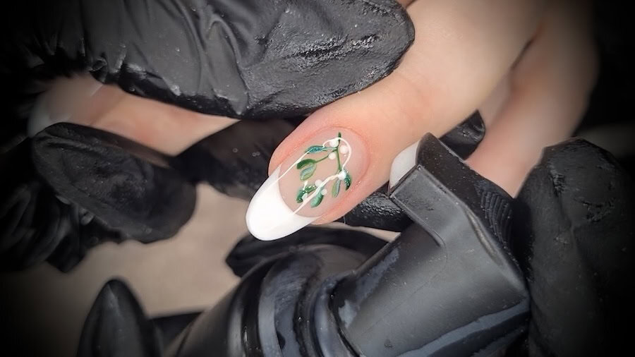 Mistletoe nails